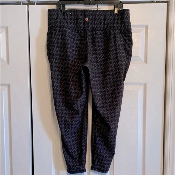 Livi Active Black and Gray Leggings 7/8 length, size 18/20, EUC - Picture 4 of 10